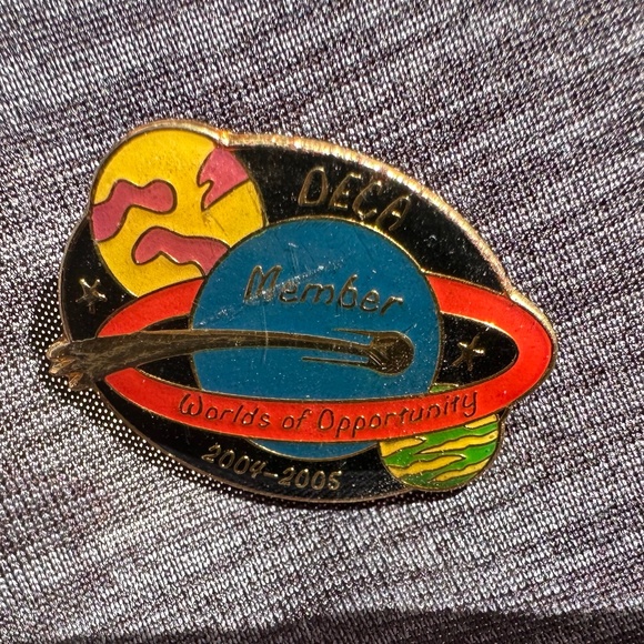 DECA PIN 2004-2005 - Picture 1 of 3